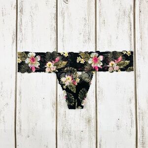 VS PINK Lace Extra Low Rise Thong Medium Tropical Floral Print Rare